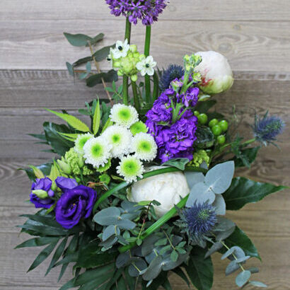 Tiered early summer bouquet white/purple