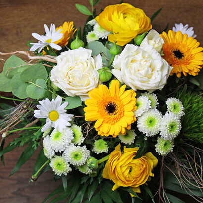 Bouquet with yellow/white flowers