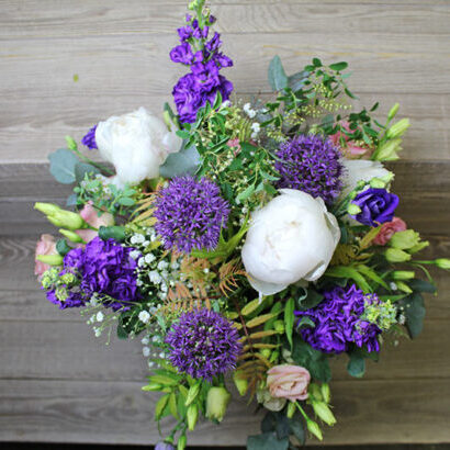 Early summer bouquet white/purple